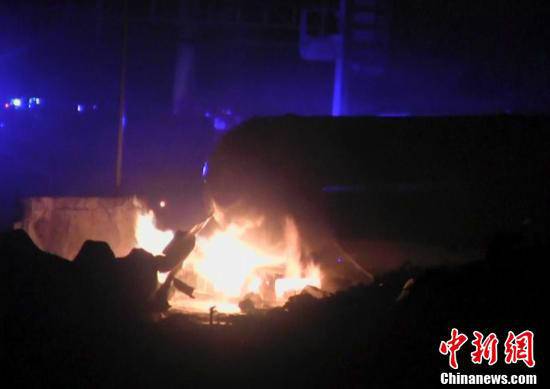 火災(zāi)現(xiàn)場(chǎng)，可以看到一個(gè)儲(chǔ)氣罐正在熊熊燃燒。